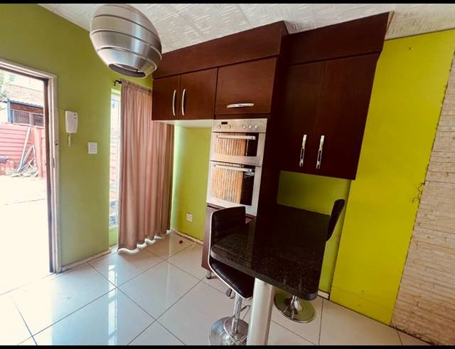 3 BEDROOM TOWNHOUSE FOR SALE IN SILVERTON